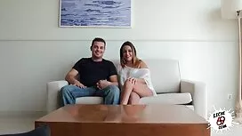 Người phụ nữ ngồi tr ...