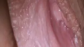 Cô gái tóc đỏ cất cá ...
