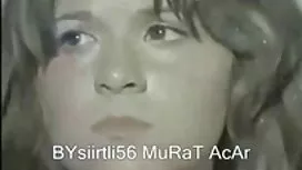 Một người đàn ông xé ...