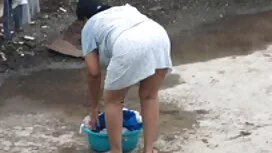 Một người đàn ông tá ...