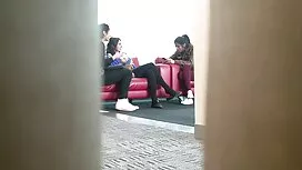 Người mẹ và một cô g ...